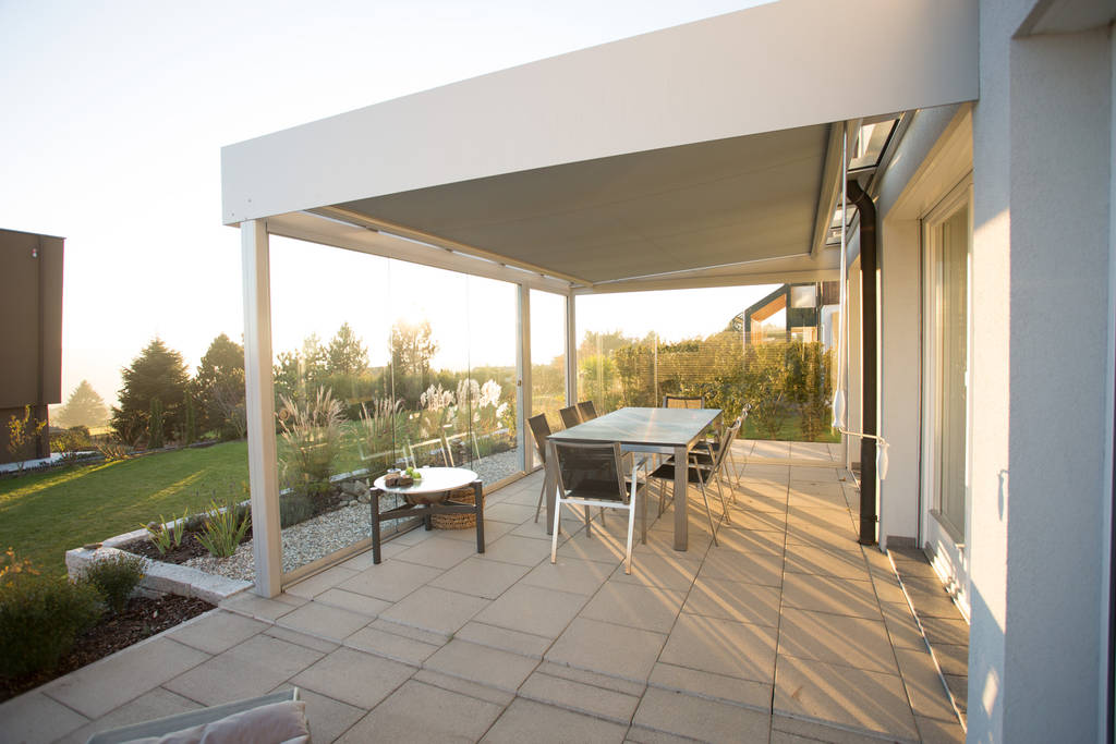 Terrassenverglasung mit glasdach und einer ...