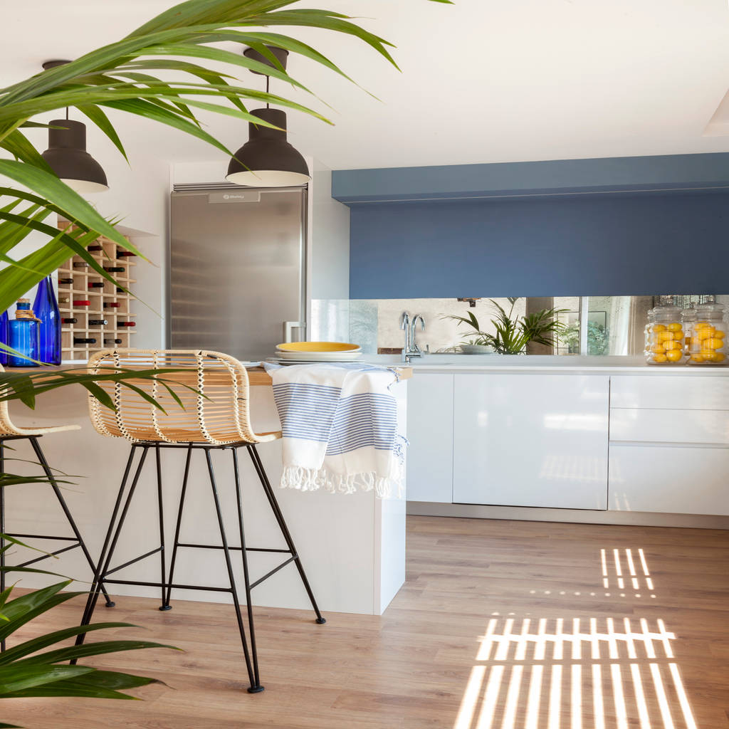 Reforma y amueblamiento en sótano de vivienda unifamiliar adosada en