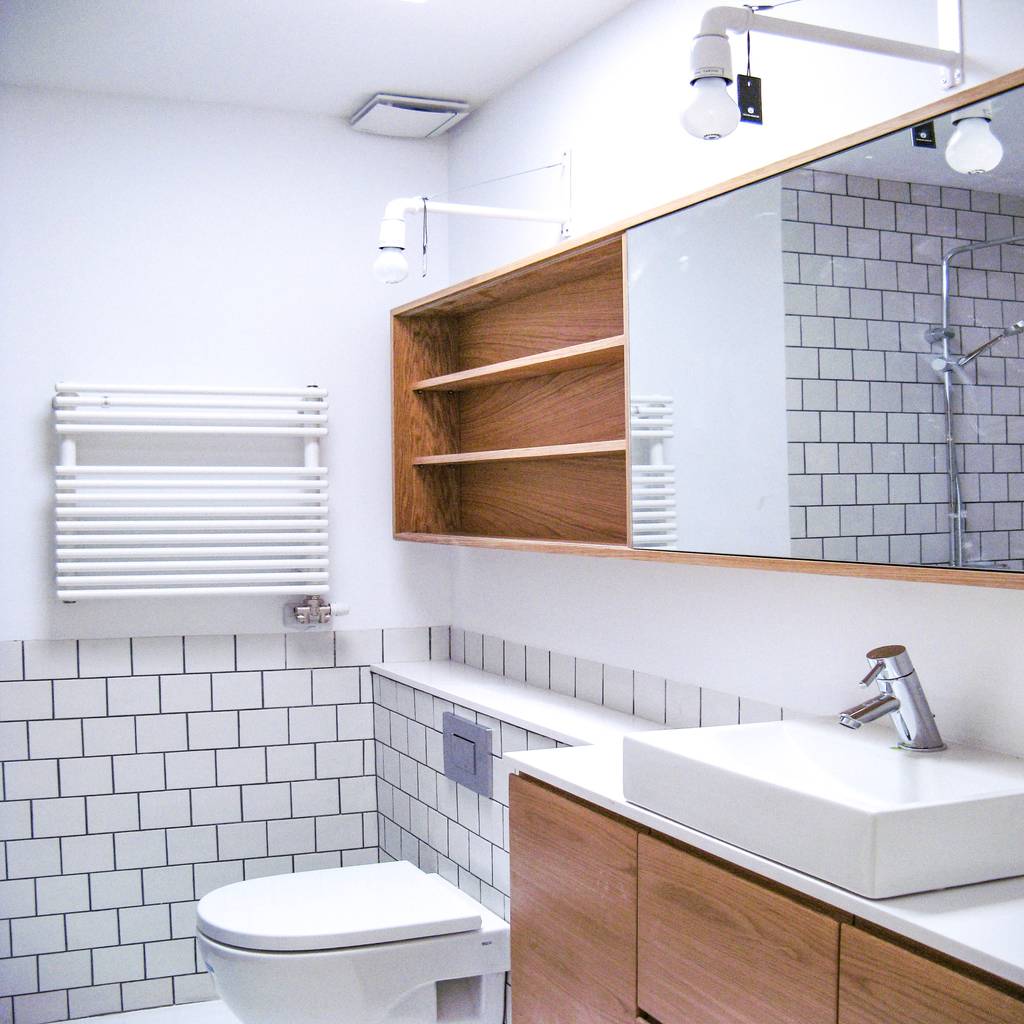 Baño juvenil con azulejo cuadrado, mueble a medida y cisterna de