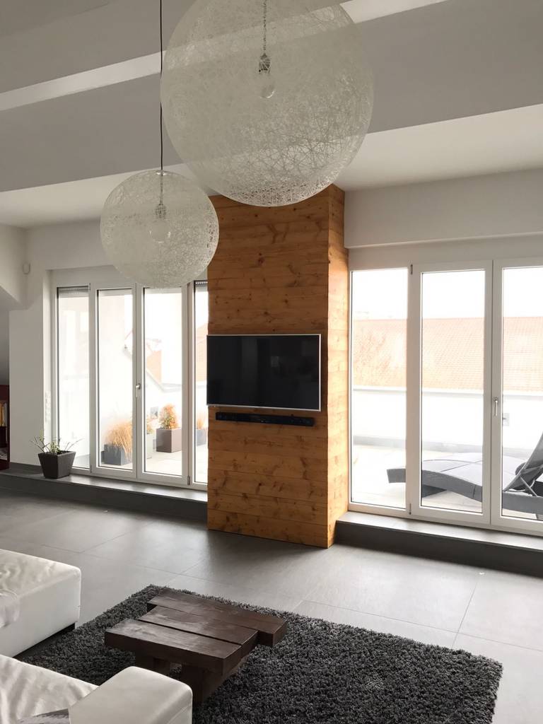 Tv Wand Aus Altholz Gehackt Geburstet Moderne Wohnzimmer Von