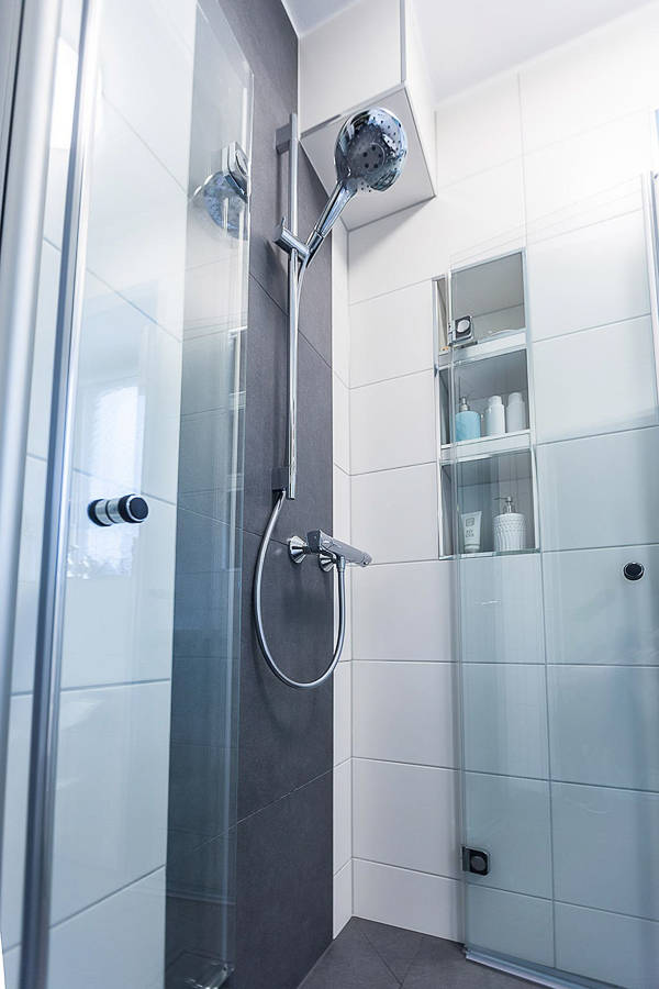 Bodengleiche dusche mit faltbarer duschabtrennung ...