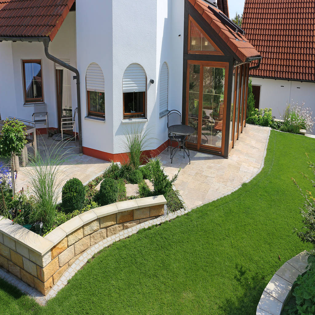 eine gartenanlage mit sandstein und travertin. ausgefallener garten von
