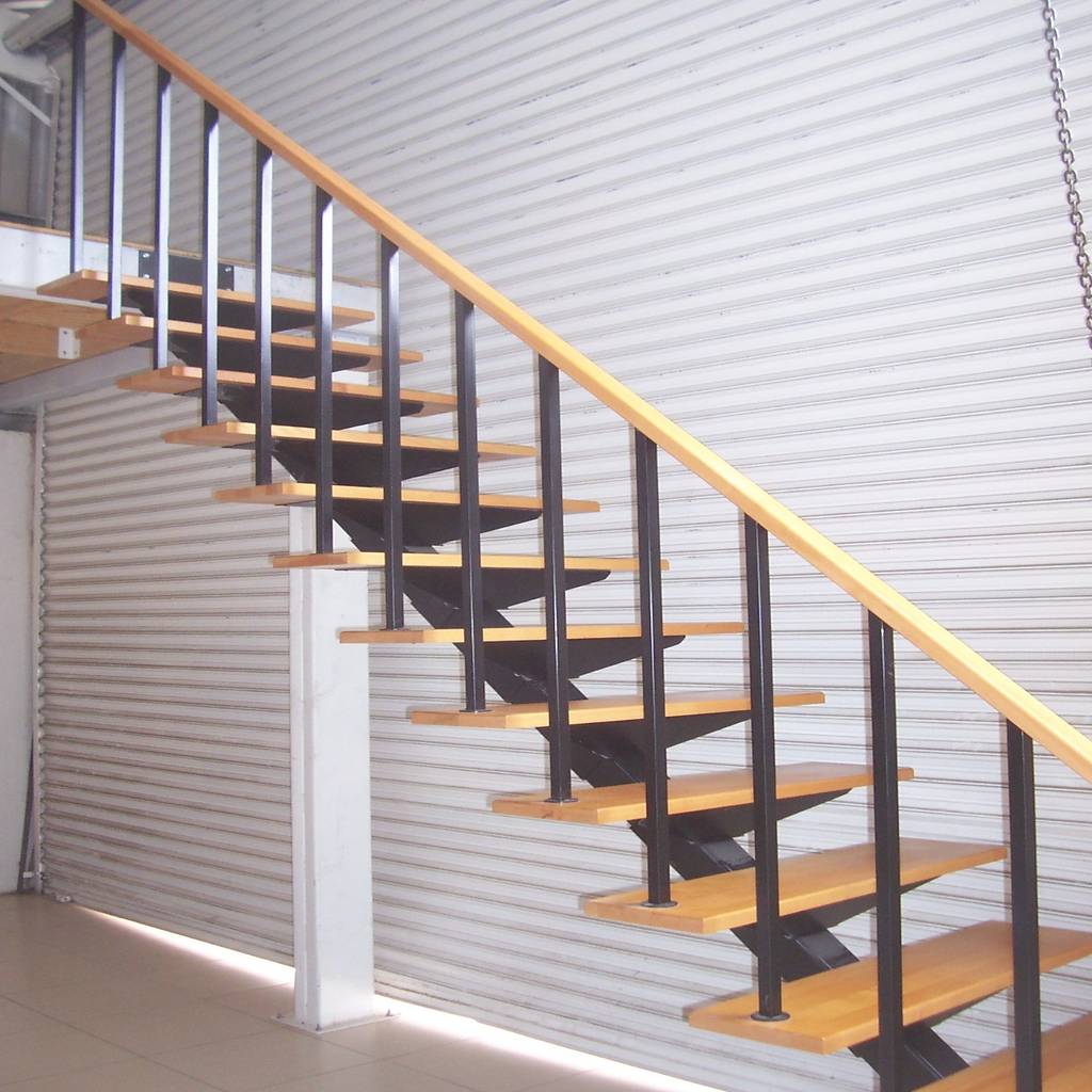 Escalera recta modelo modena de helika scale moderno madera acabado en