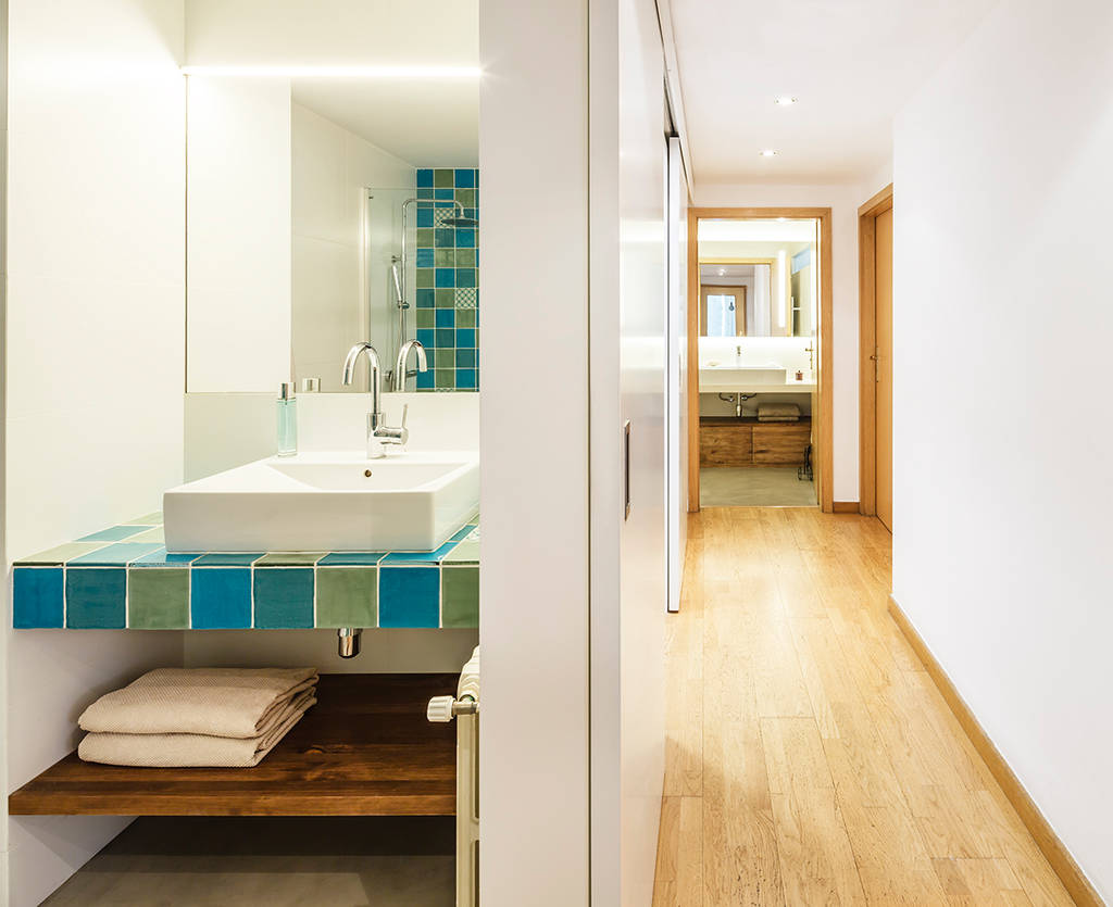 Reforma de baño en vivienda marina sezam baños de estilo mediterráneo