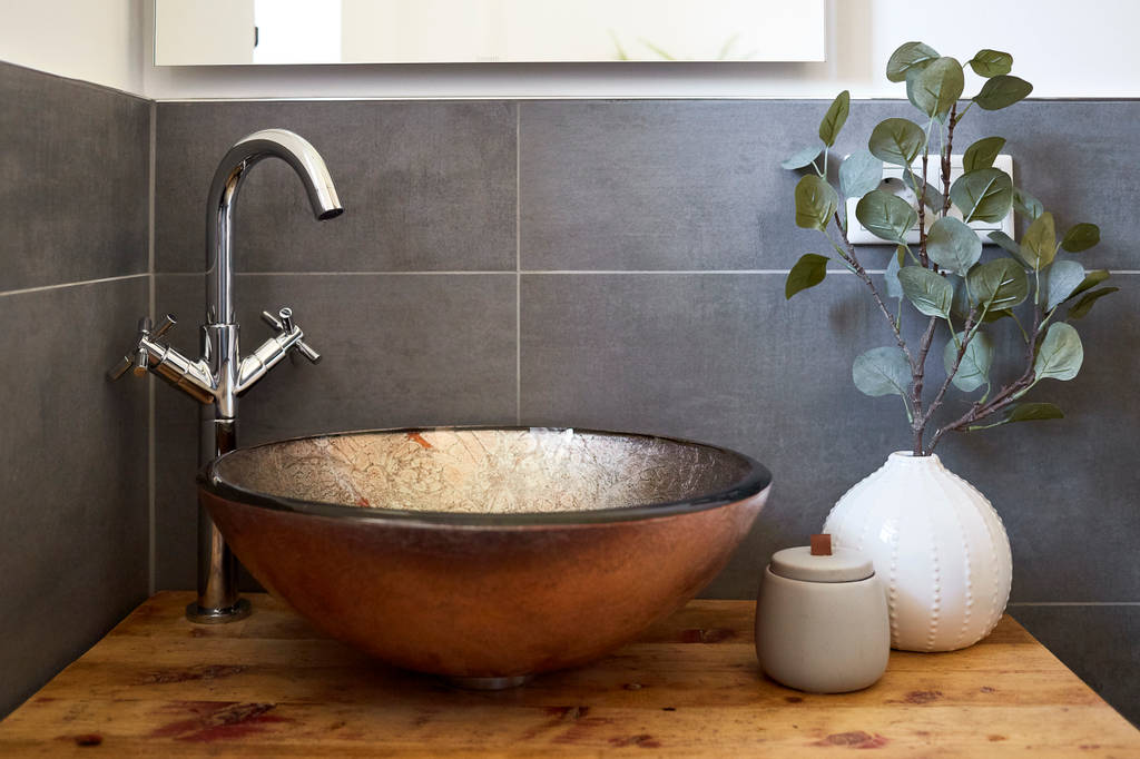 Gästebad im landhausstil moderne badezimmer von banovo ...