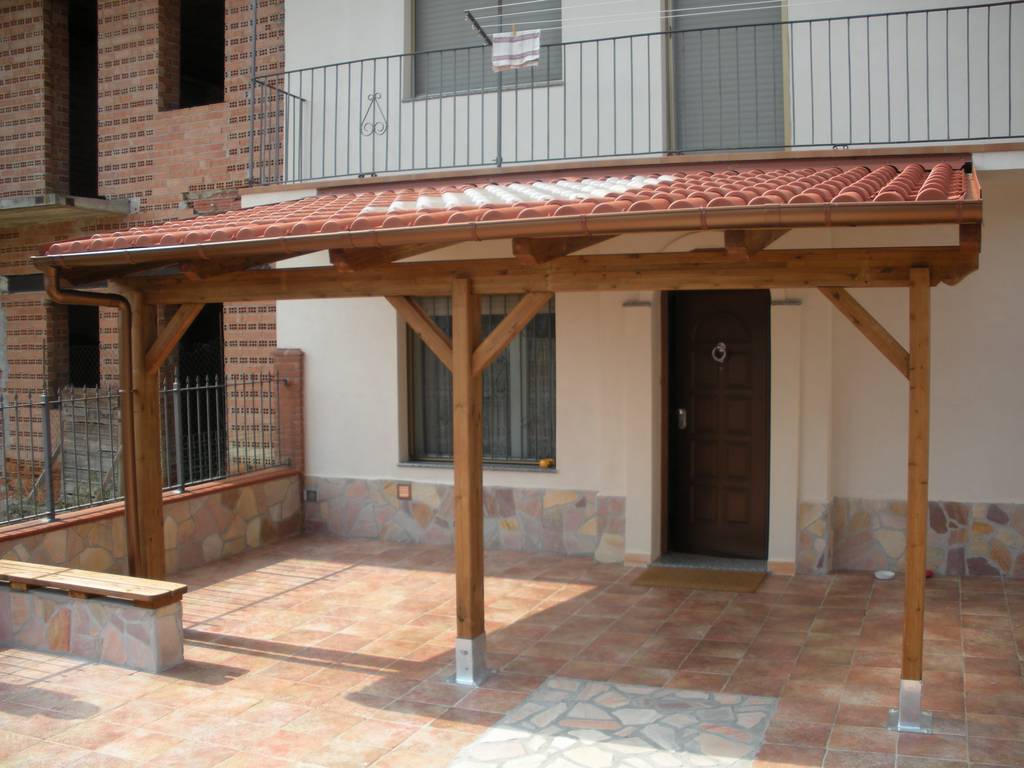 Pergola addossata su misura con copertura in coppi rossi e trasparenti