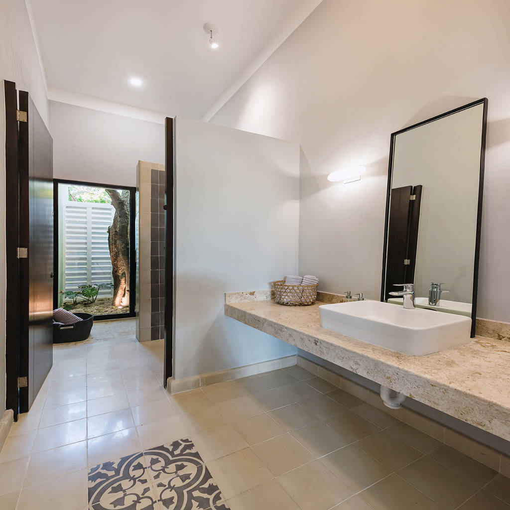 Baño con jardín baños coloniales de workshop, diseño y construcción