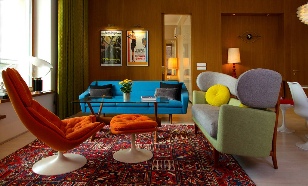 Blaues Und Grunes Sofa Mit Orangefarbenem Sessel Skandinavisch