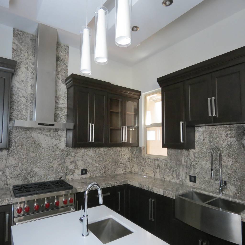 Cocina con isla de cuarzo cocinas modernas de de piedra en piedra