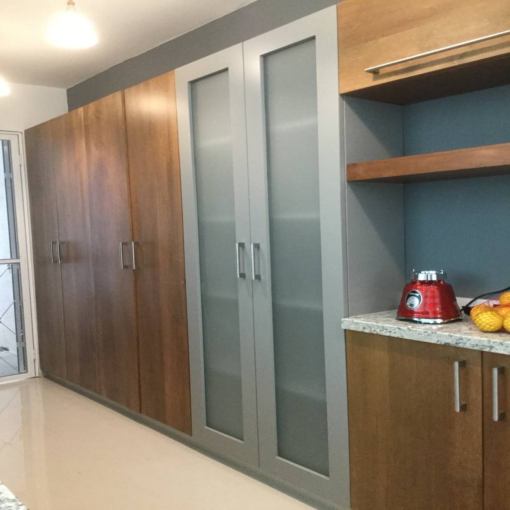 Cocina moderna con puertas de madera de k+a cocinas y acabados de