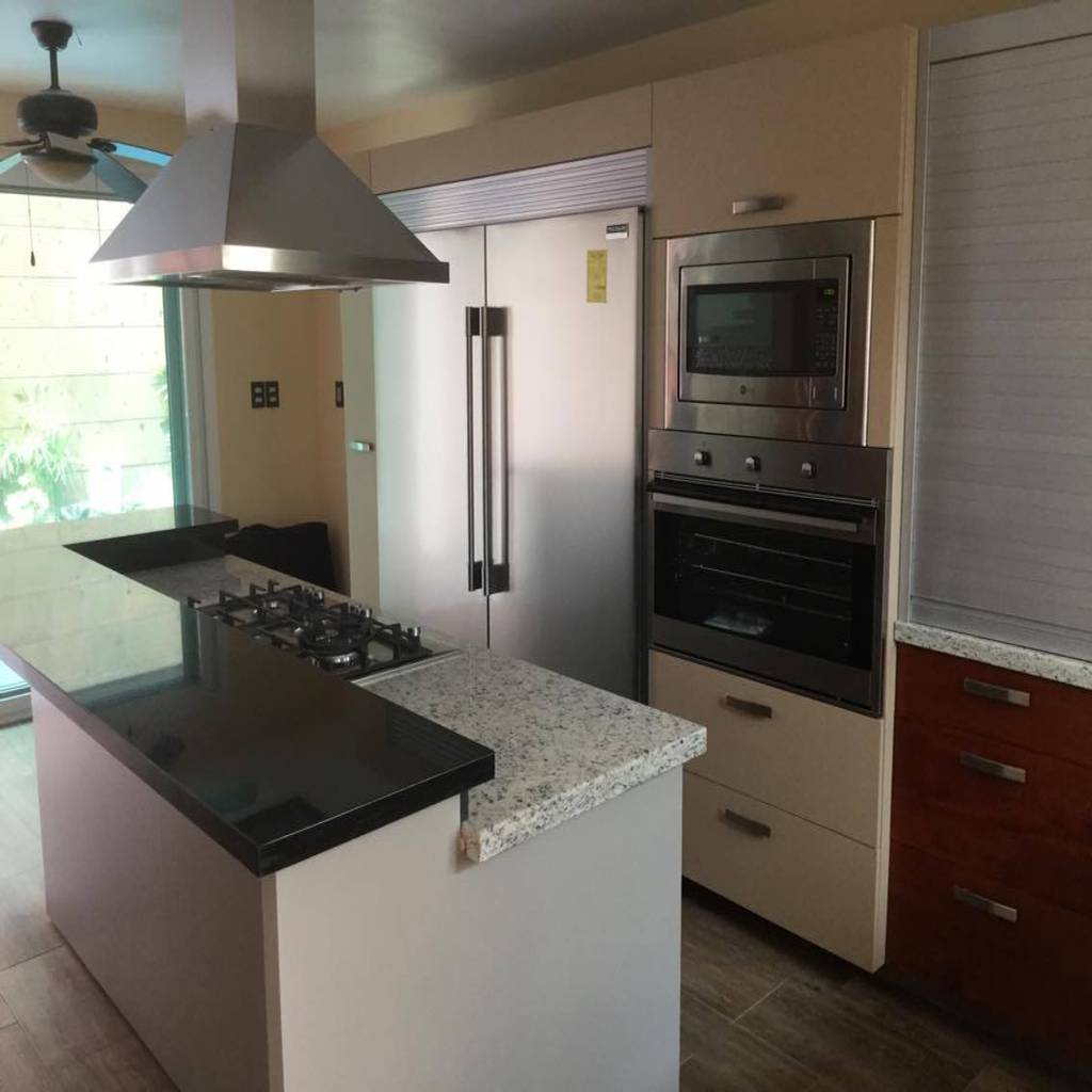 Cocina minimalista con acabado en madera en diferentes tonos k+a