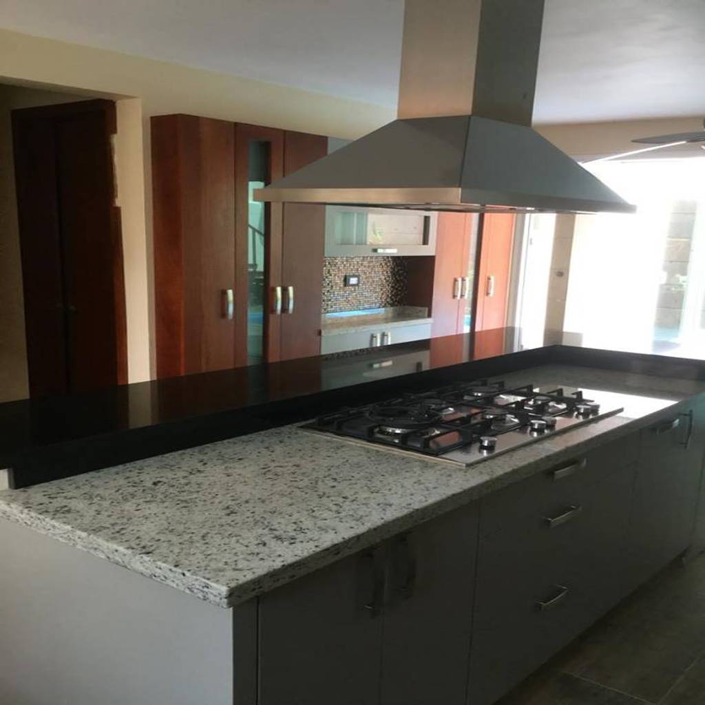 Cocina moderna con acabado en madera en diferentes tonos k+a cocinas y