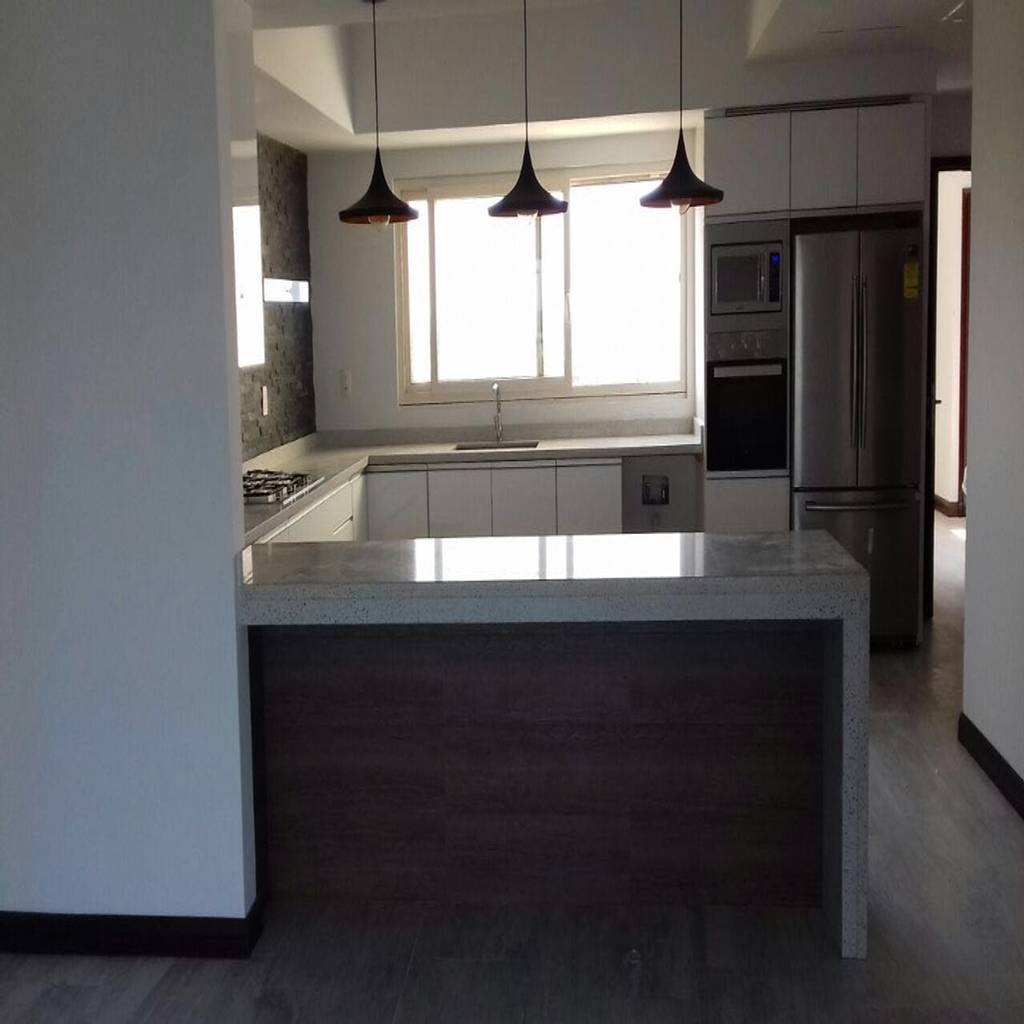 Cocina minimalista con puertas de acrilico austriaco de k+a cocinas y