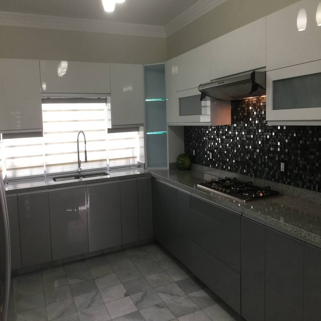 Cocina minimalista con puertas de acrilico blancas de k+a cocinas y