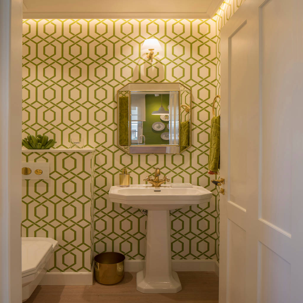 Diseño de coqueto cuarto de baño en blanco, verde y dorado ...