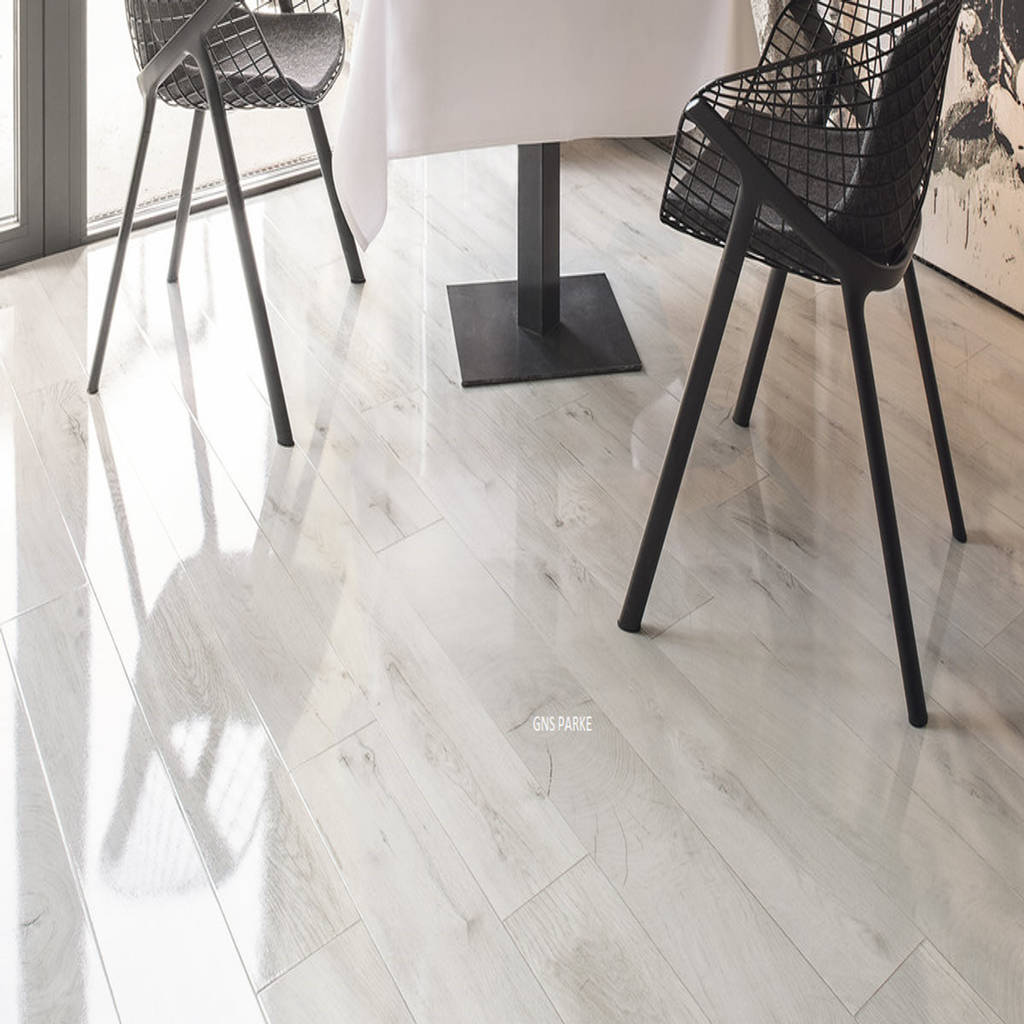Parlak Beyaz Otantik Mese Laminat Parke Homify Modern I Slenmis Ahsap Seffaf Homify