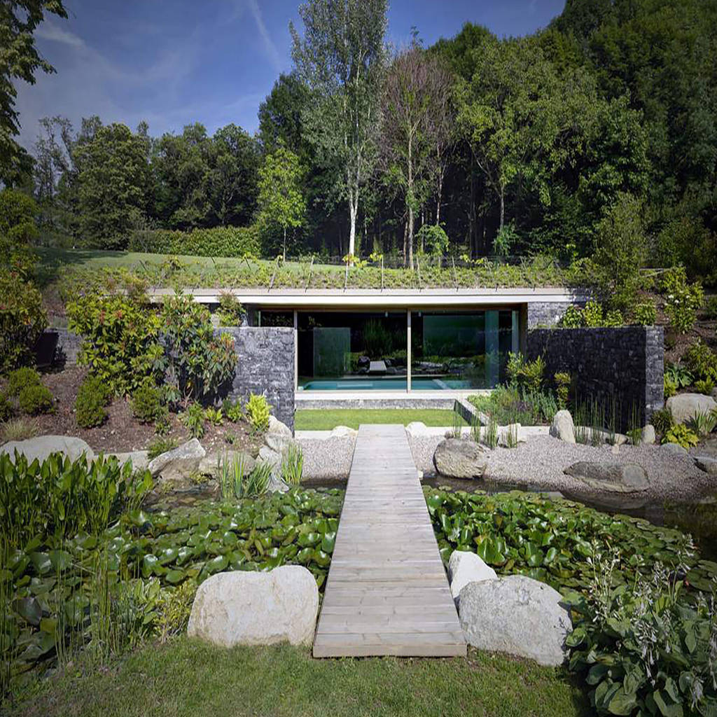 Pool haus im hang, perfekte integration in der landschaft moderner