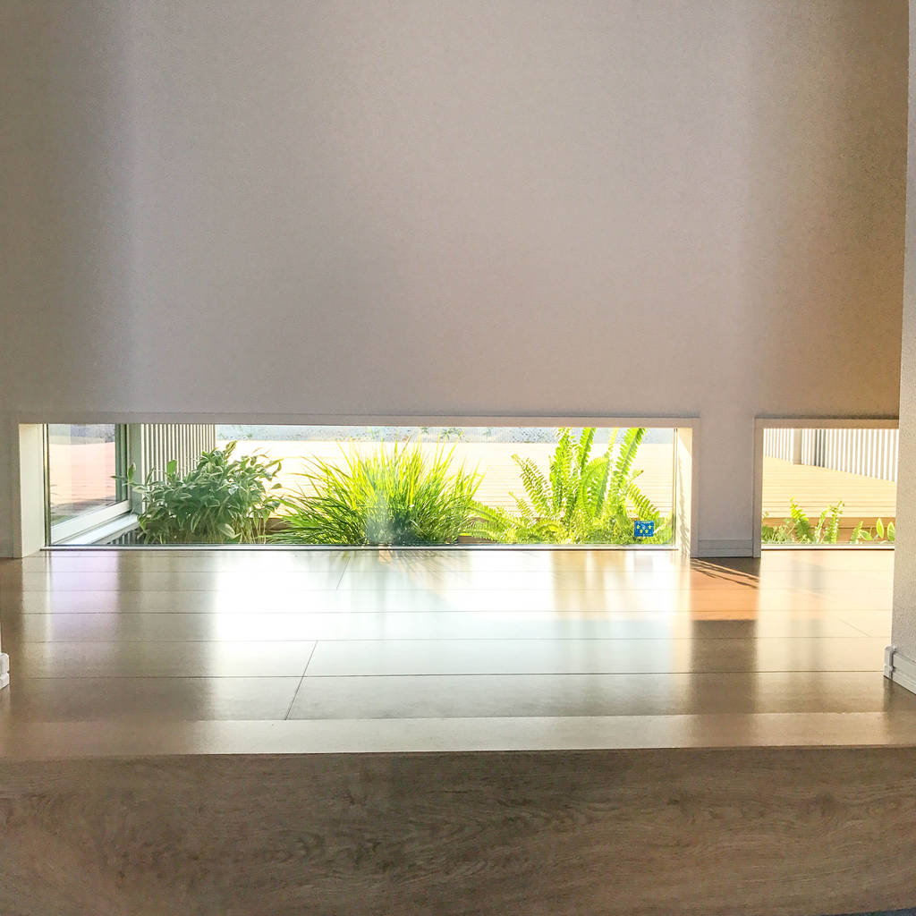 玄関ホールの地窓 Kawazoe Architects モダンスタイルの 玄関 廊下 階段 Homify 玄関ホールの地窓 Kawazoe Architects モダンスタイルの 玄関 廊下 階段 Homify