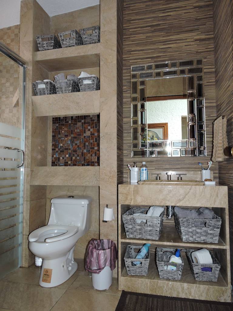 Estantes de tablaroca con azulejo. espejo biselado. la casa del diseño ...