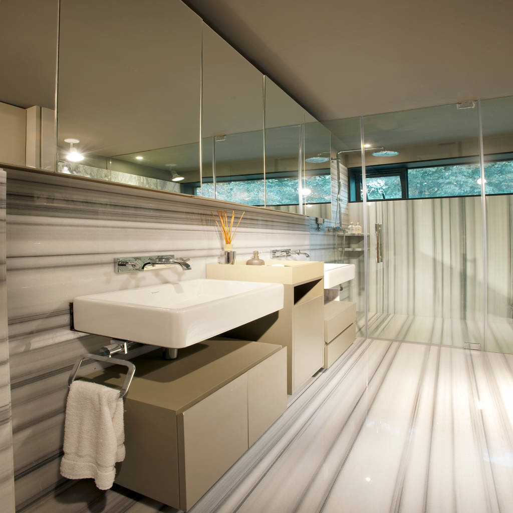 Baño de mármol arabescato baños eclécticos de paola calzada arquitectos