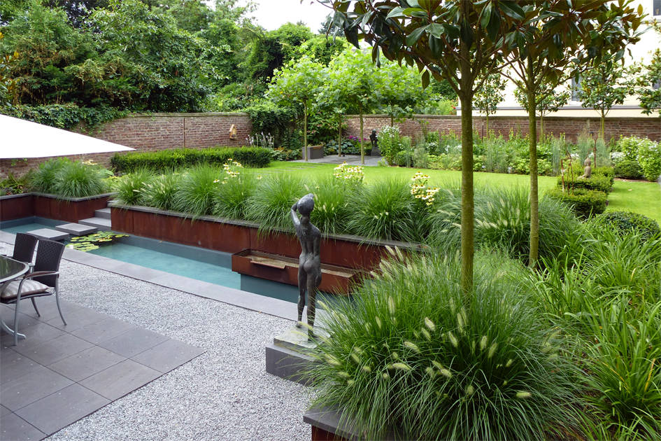 Blick Von Der Tiefer Liegenden Terrasse Zum Schattensitzplatz Im Hintergrund Moderner Garten Von Terramanus Landschaftsarchitektur Modern Homify