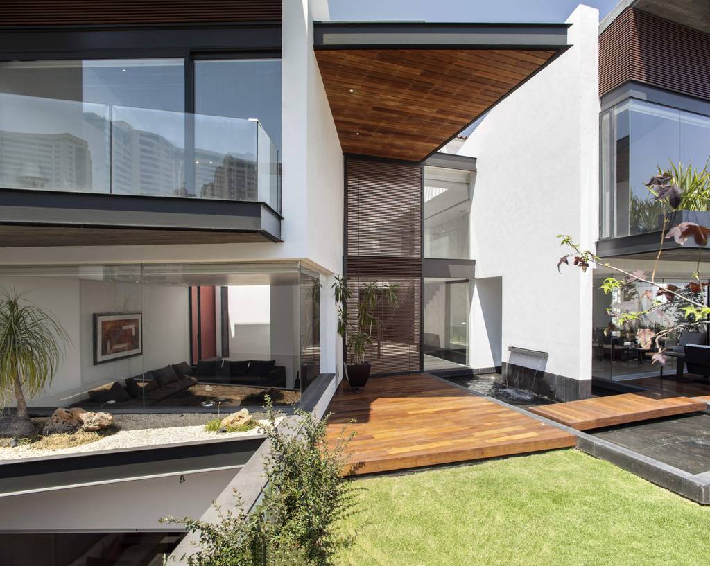 Entrada a la casa con deck natural | homify