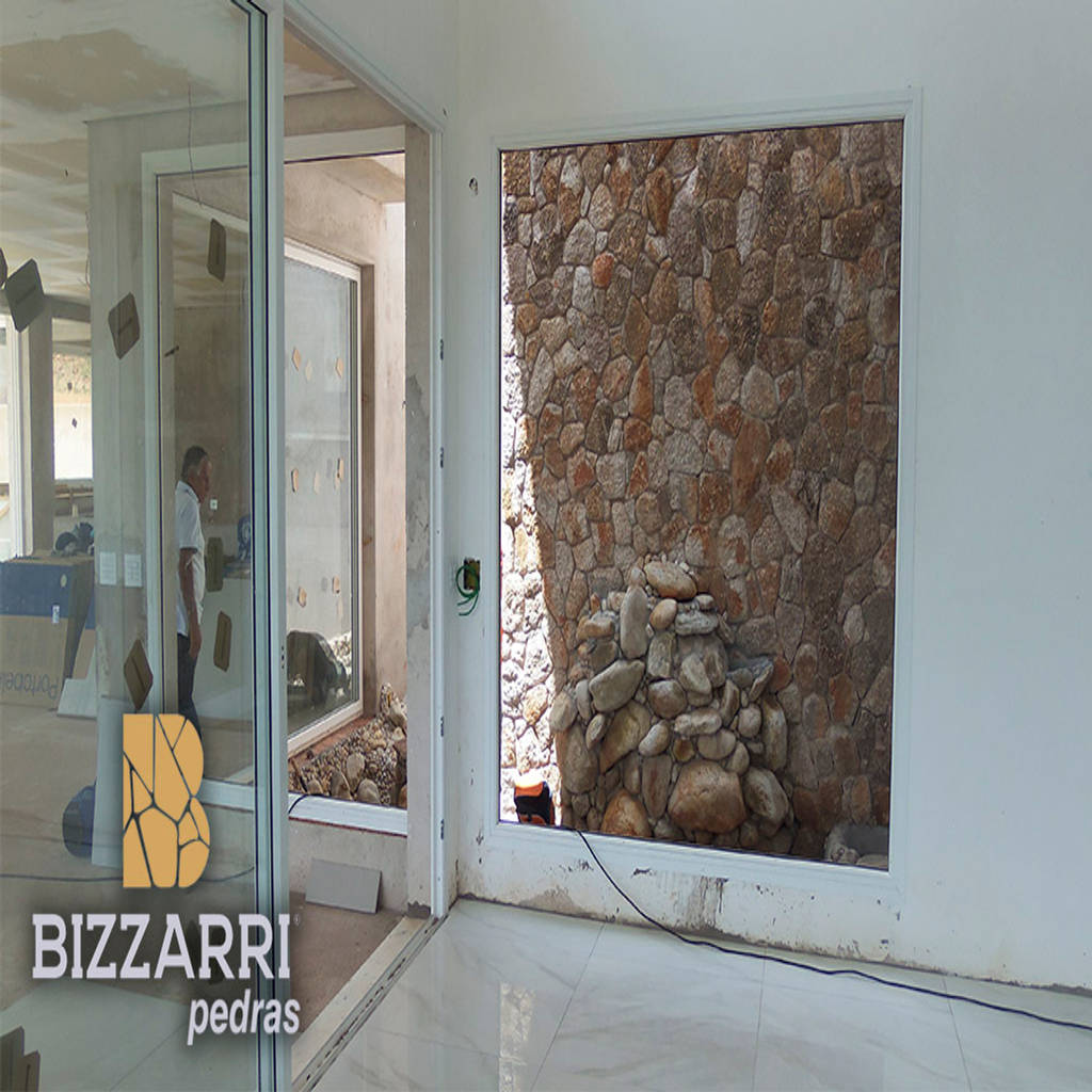 Parede de jardim de inverno revestida em pedra moledo ...