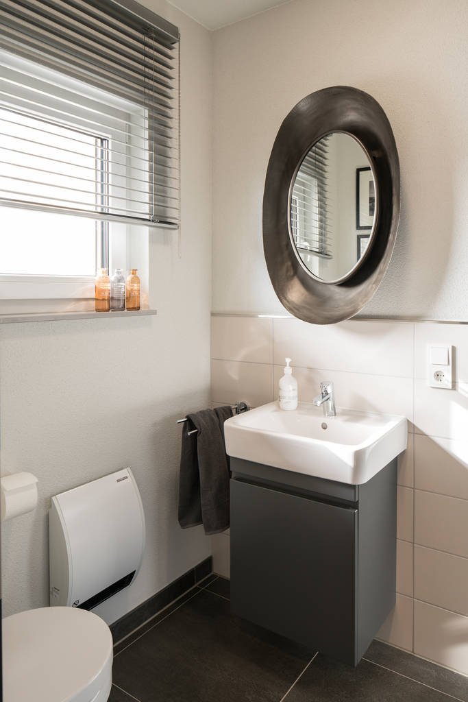 Gäste-wc mit dusche moderne badezimmer von fingerhaus gmbh ...