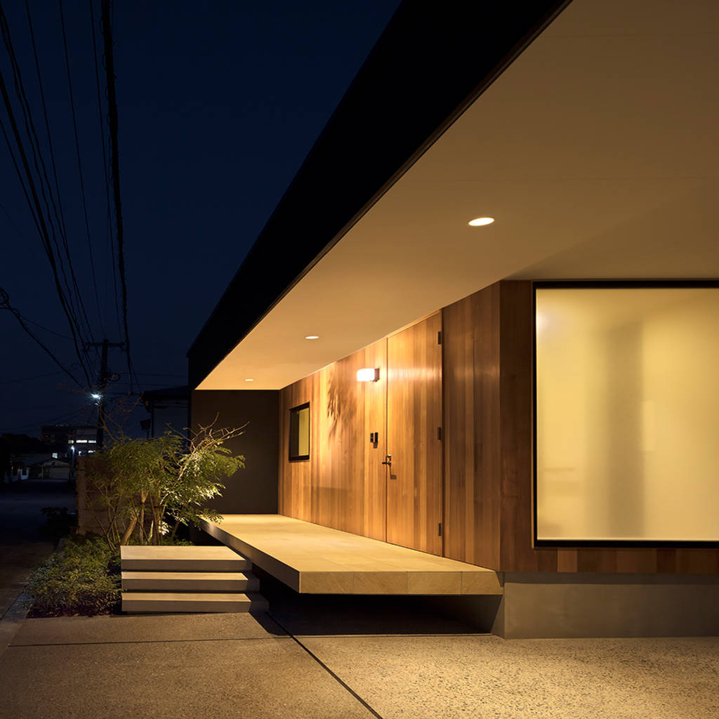 延岡の家 玄関ポーチ atelier square 一戸建て住宅 木 黒色 homify