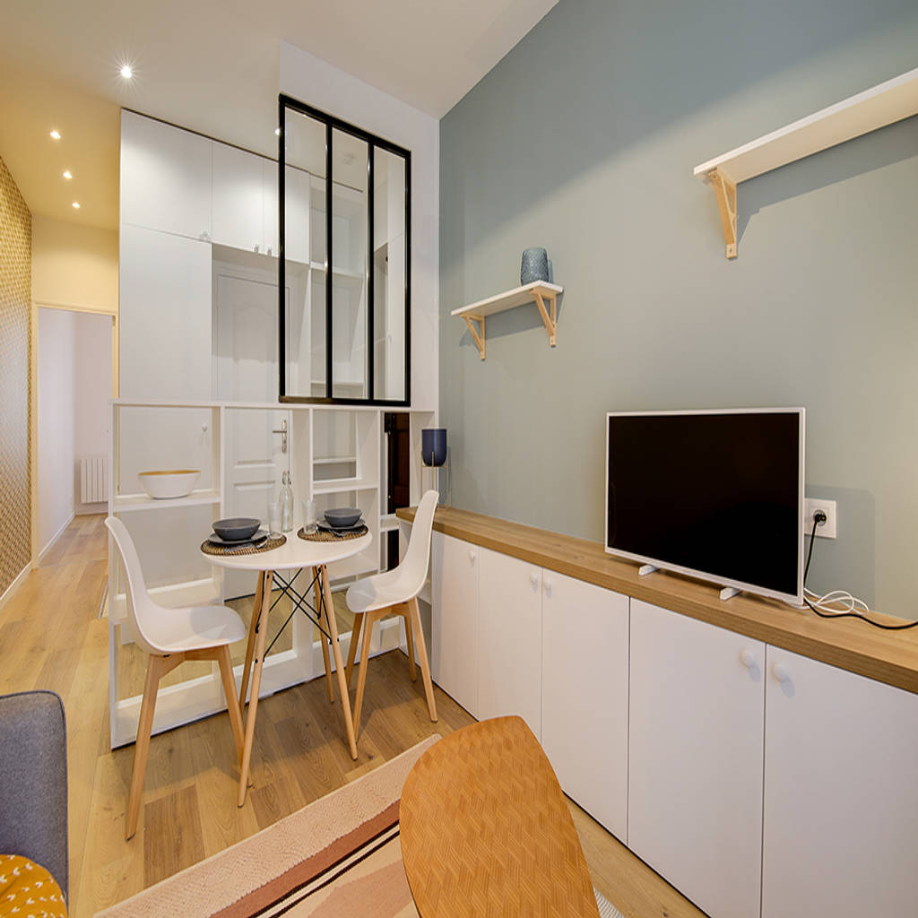 Coin Repas Avec Mur Bleu Scandinave Et Moderne Par Lisa Bronsztejn