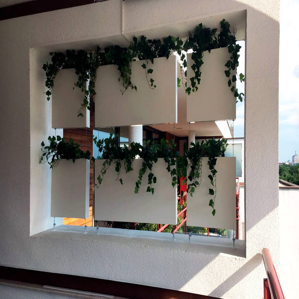 Cortina vegetal colgante con jardineras balcones y ...