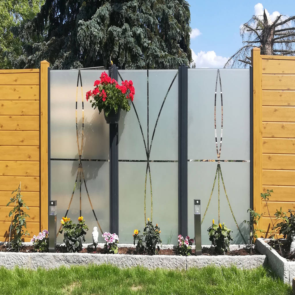 Zaunausglas realisierte projekte glaszaun mit holzelementen homify