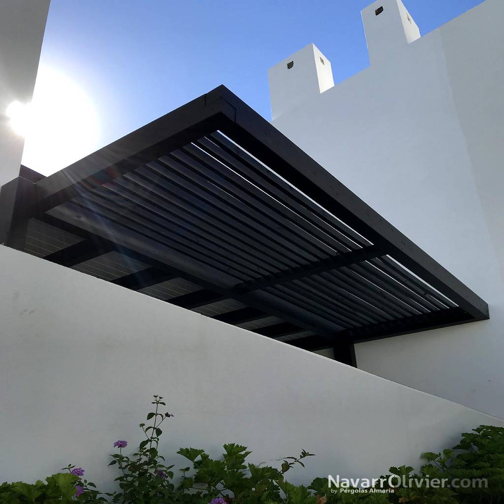 Pérgola de madera navarrolivier balcón madera negro homify