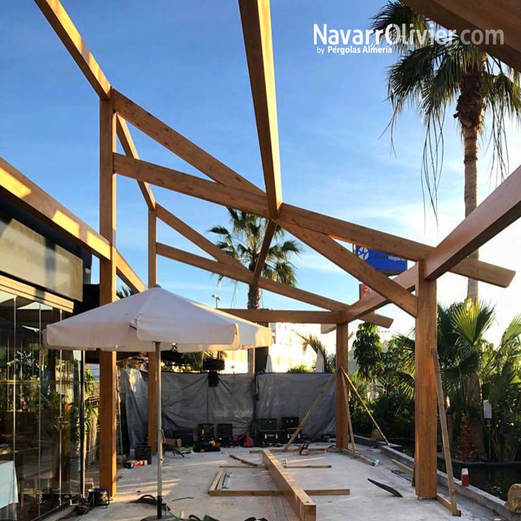 Estructura de madera laminada balcones y terrazas de estilo moderno de