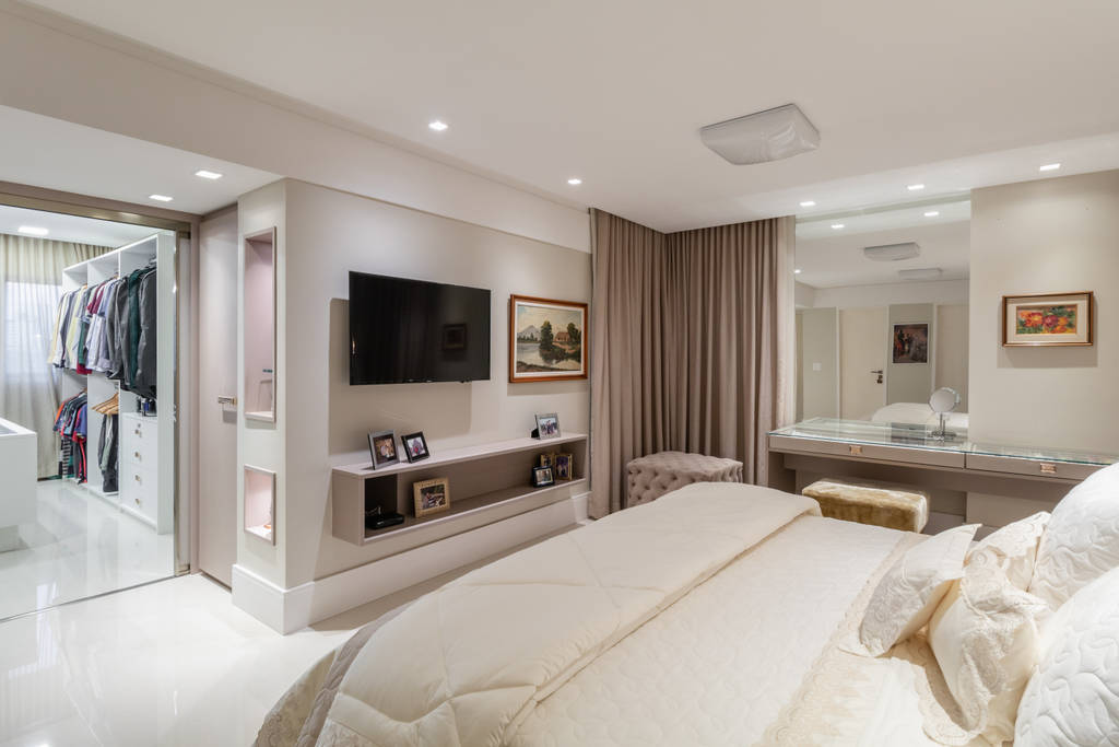 Quarto do casal/ cama/ closet/ aparador/ espelho quartos ...