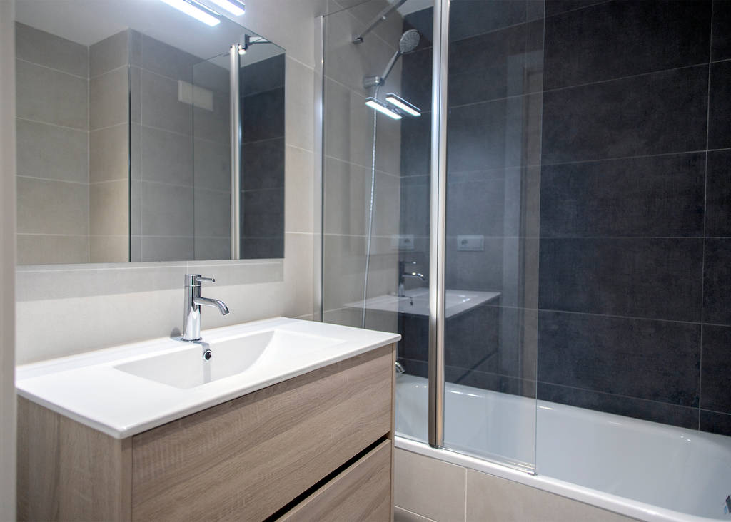 Reforma de baños baños de estilo moderno de grupo inventia moderno