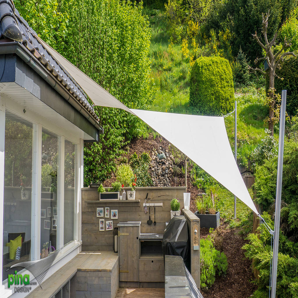 Wohltuender schatten unter einem viereckigen sonnensegel moderner