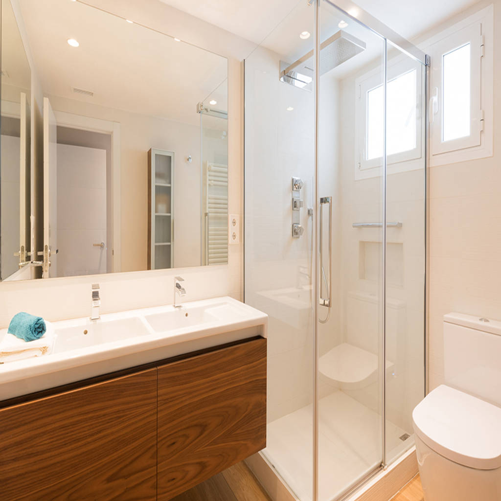 Baño suite baños de estilo moderno de lf24 arquitectura interiorismo