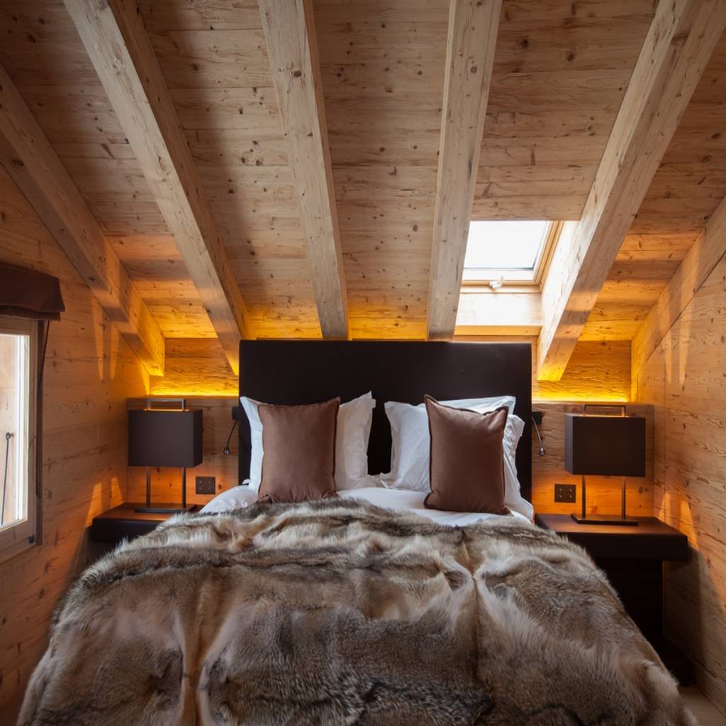 Schlafzimmer in altholz mit bettkopfteil in stoff rustikale