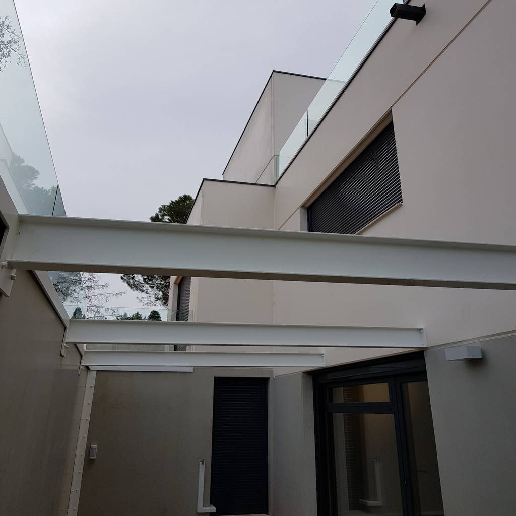 Patio inglés en vivienda prefabricada de hormigón balcones ...