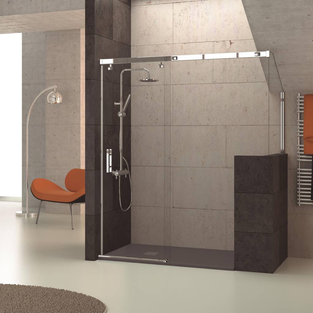 Ducha con techo inclinado, adaptado con mampara de puerta corredera
