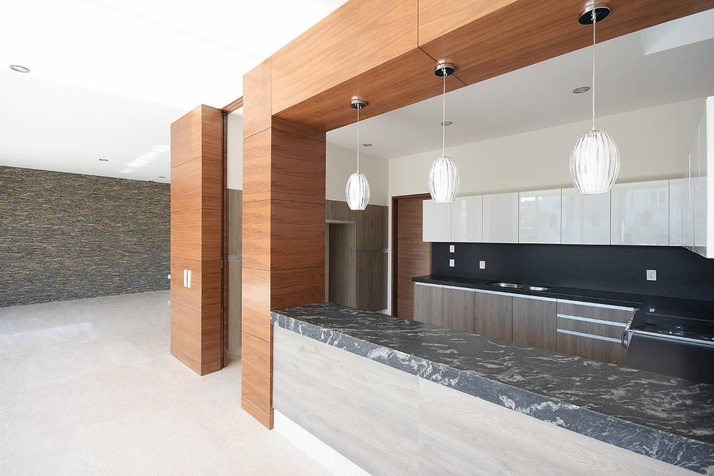 Casa puerta del bosque: cocinas de estilo por archbauen, moderno | homify