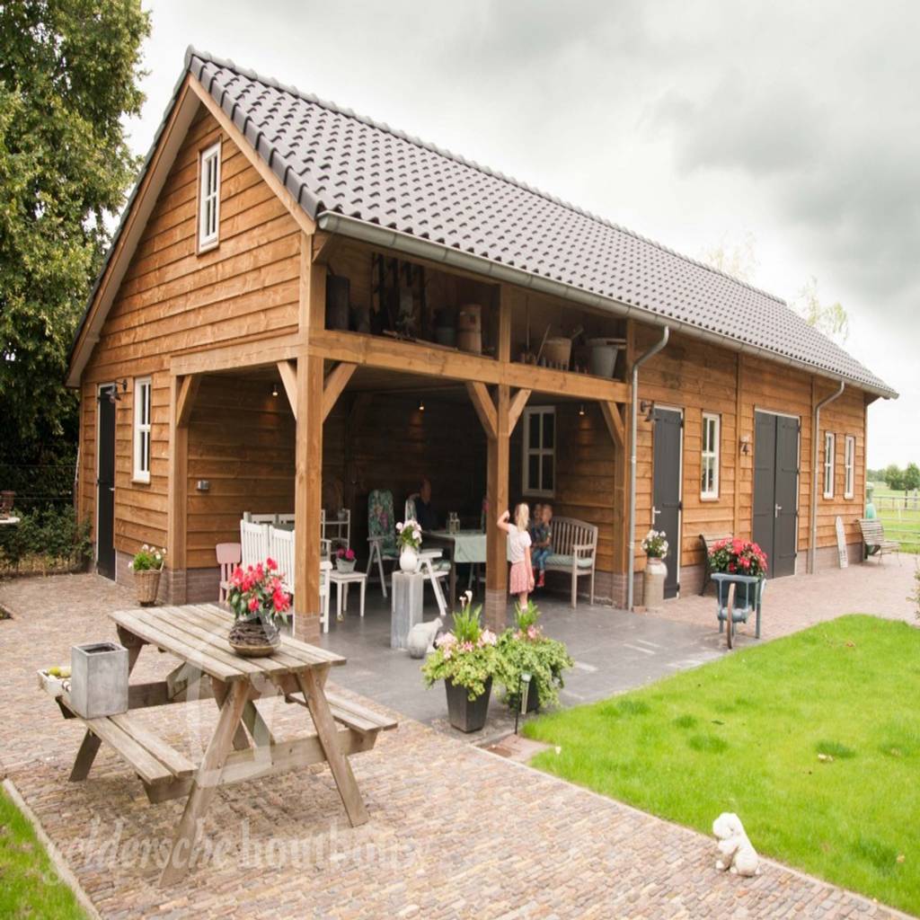 Houten schuur met overkapping landelijke garage van geldersche houtbouw