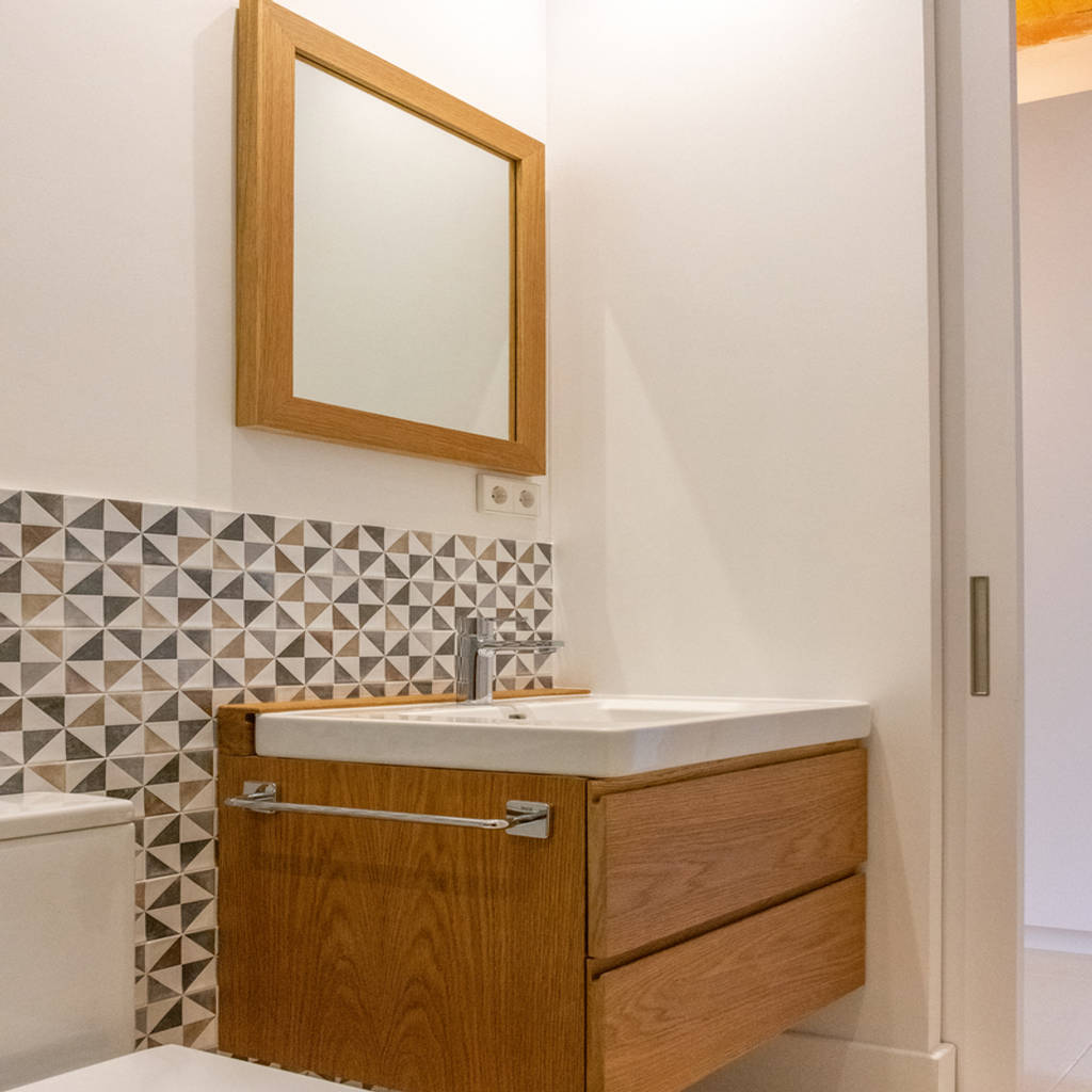 Baño con baldosa de estilo mosaico baños de estilo moderno de xmas