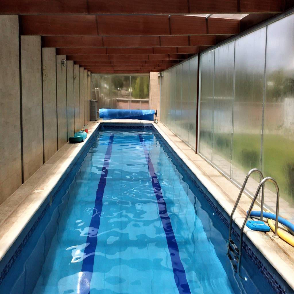 Piscina temperada cubierta de brassea mancilla arquitectos, santiago
