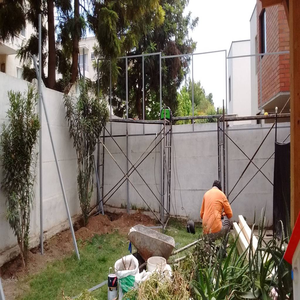 Obra en proceso – estructura de fierro. base para bastidores de madera