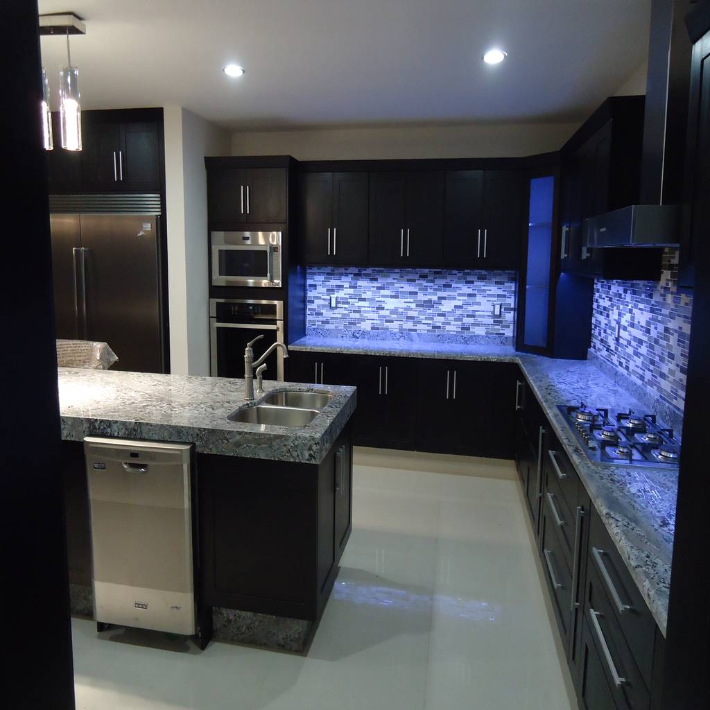 Cocina con isla larga de casa i dissenyo clásico granito | homify