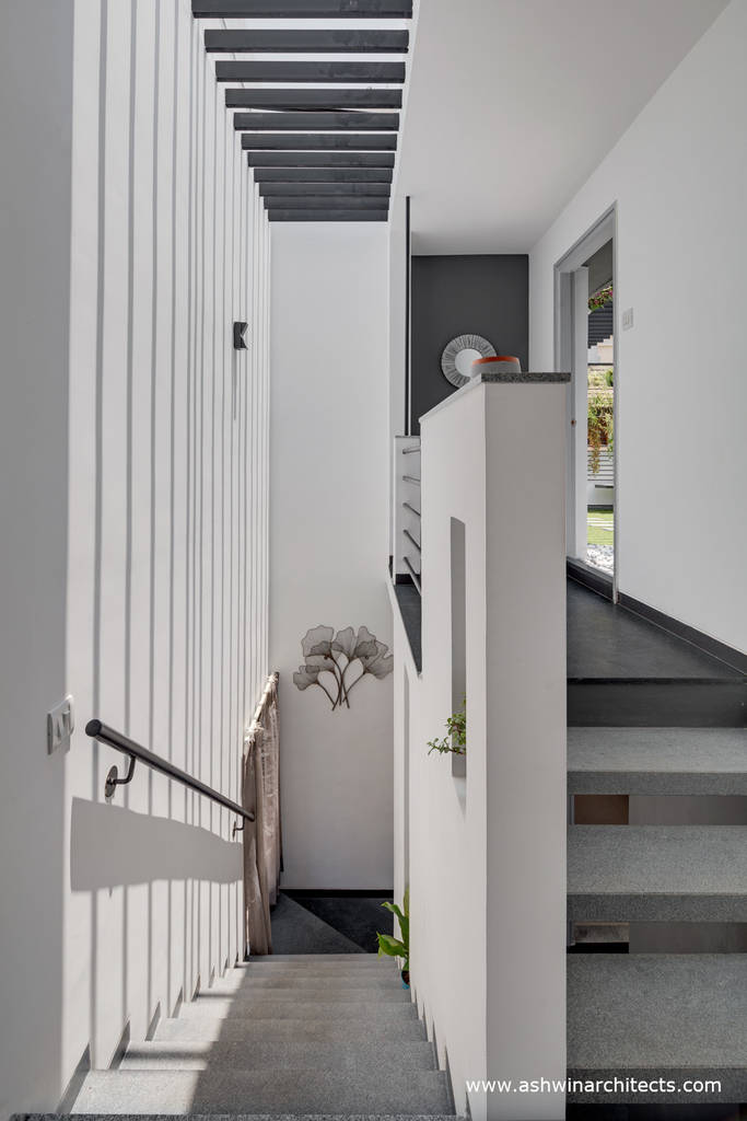 Project: tree by the house—interior design—staircase | homify