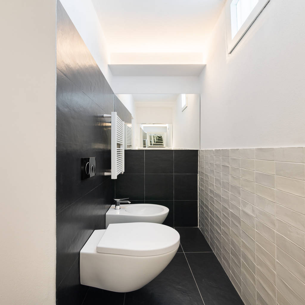 Bagno con pavimento in gres nero bagno moderno di b+p ...