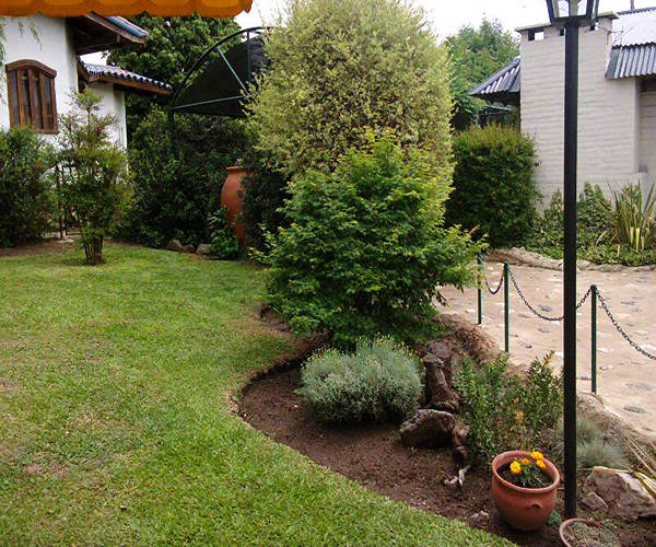 Canteros sin piedras, agregado de césped grama bahiana, riego